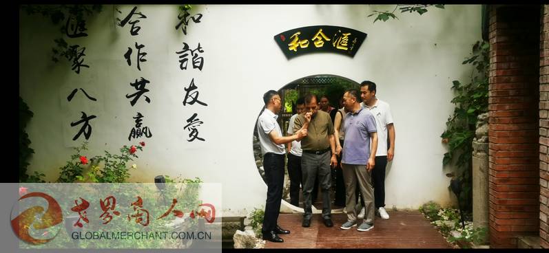13殷劉兵會長,陪著帕利塔·科霍納大使閣下及一眾嘉賓參觀了和合文化產業園._2.jpg